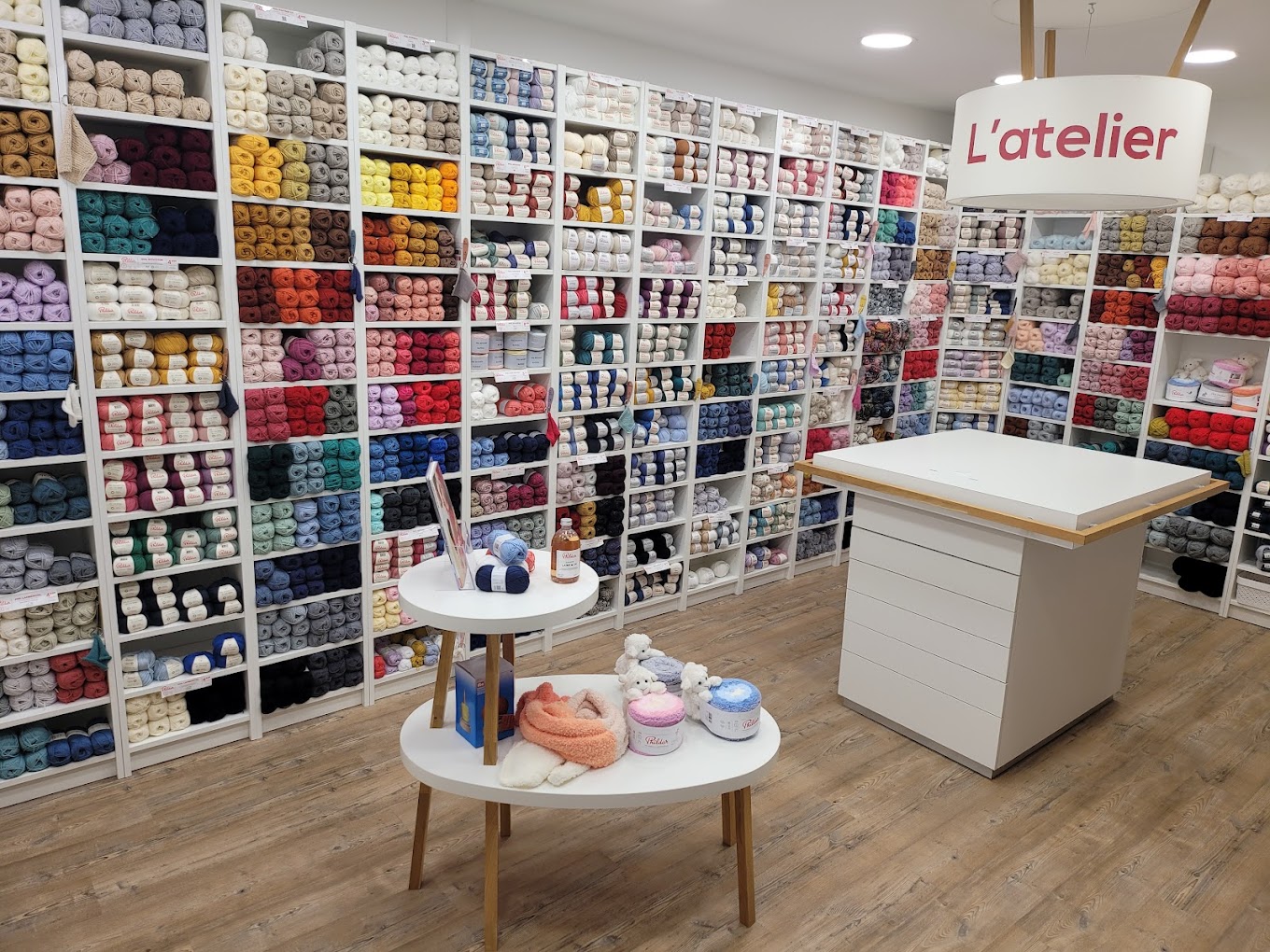 Intérieur de la boutique Arras Broderie Couture